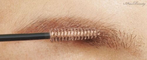 ステップ5：眉マスカラを塗る ガタガタ眉＆尻なし眉おすすめ イメージ