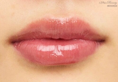 仕上がり：ほどよいツヤ感は唇の厚みを選ばない 低彩度リップおすすめ イメージ