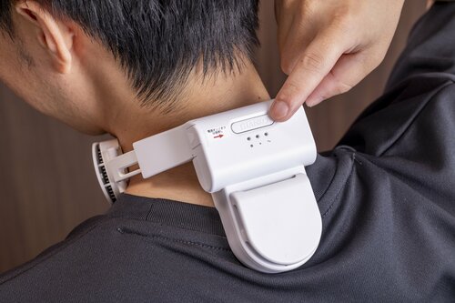操作性:ボタンが首の後ろにくる 電動ネッククーラーおすすめ イメージ